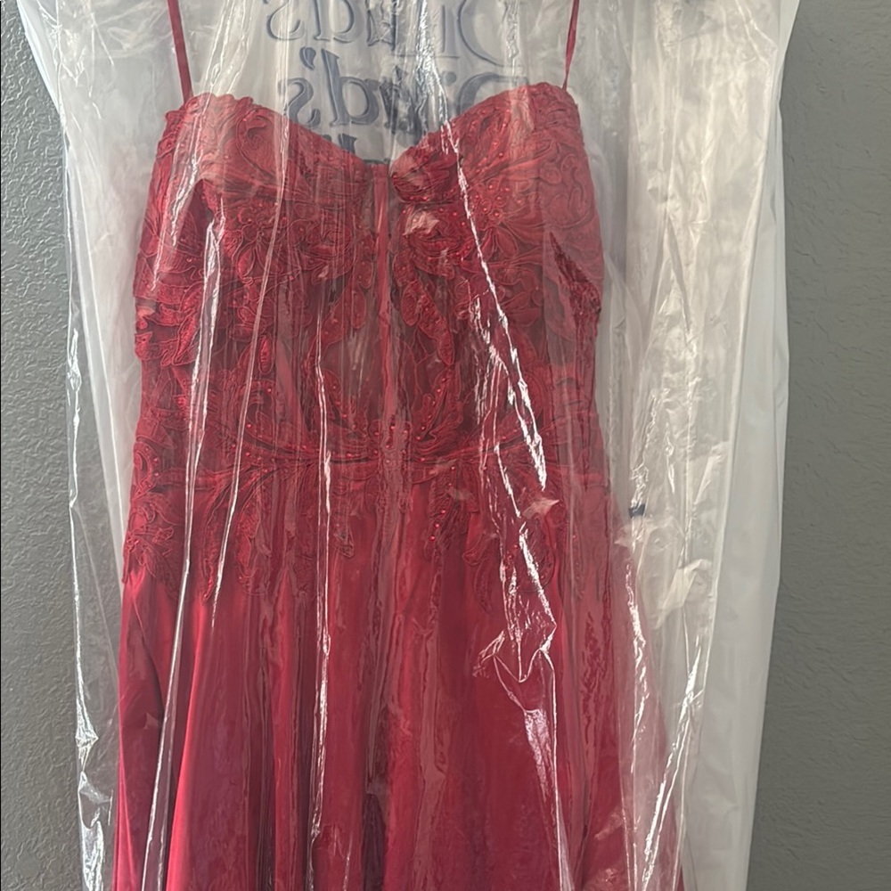 Elegant Red Strapless Lace Prom Dress